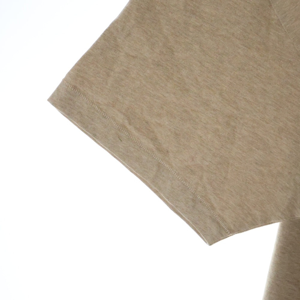 FEAR OF GOD ESSENTIALS(フィアオブゴッド エッセンシャルズ) S/S T-SHIRT ラバーロゴ 半袖Tシャツ ベージュ