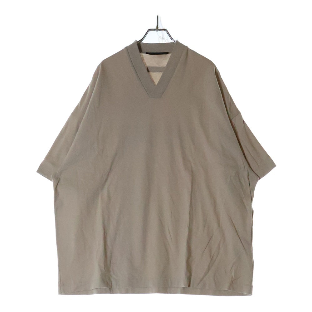FEAR OF GOD ESSENTIALS(フィアオブゴッド エッセンシャルズ) S/S T-SHIRT バックラバーロゴ Vネック半袖Tシャツ ベージュ