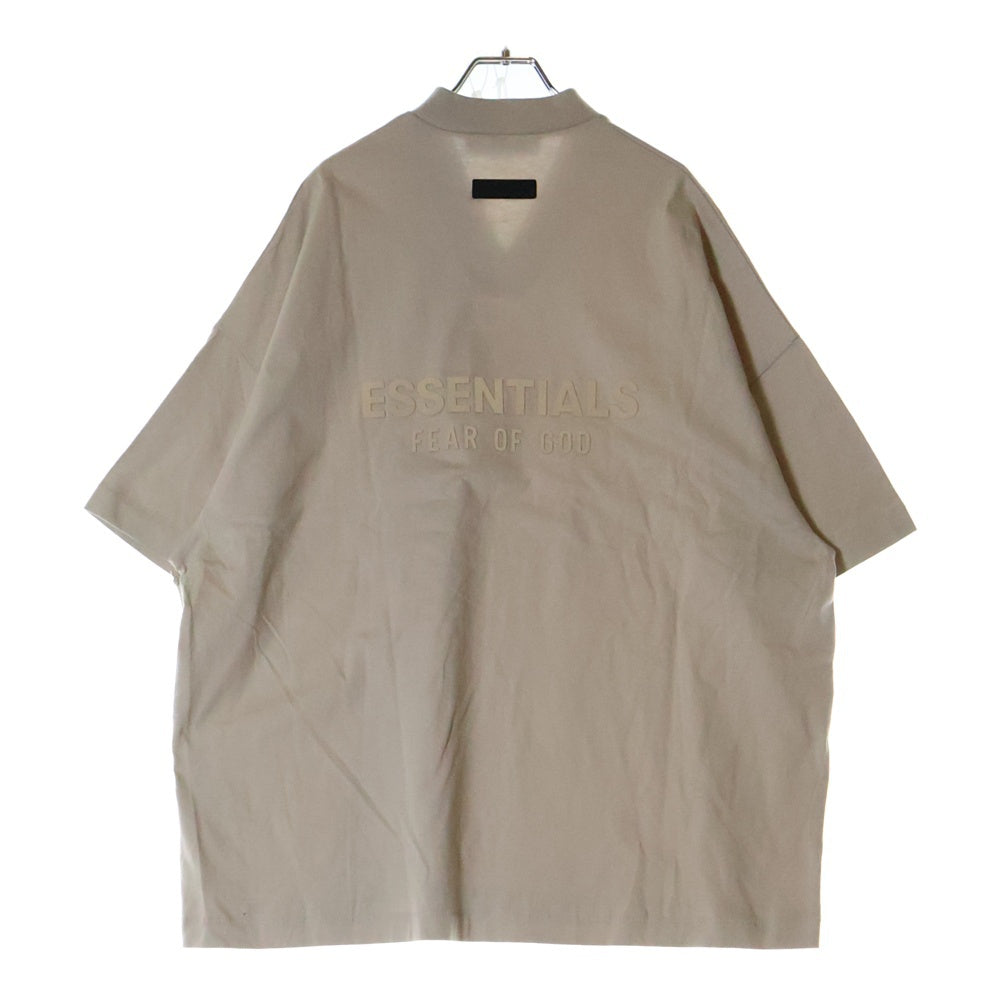 FEAR OF GOD ESSENTIALS(フィアオブゴッド エッセンシャルズ) S/S T-SHIRT バックラバーロゴ Vネック半袖Tシャツ ベージュ