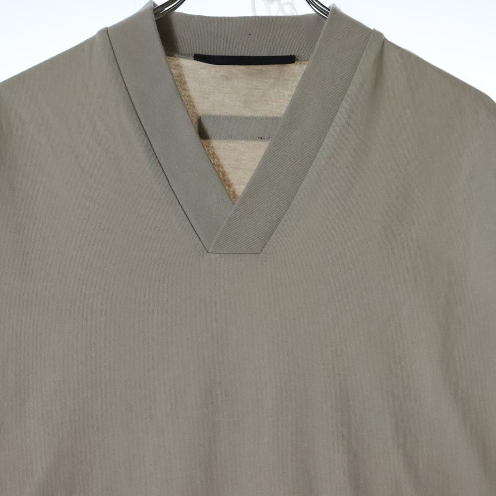 FEAR OF GOD ESSENTIALS(フィアオブゴッド エッセンシャルズ) S/S T-SHIRT バックラバーロゴ Vネック半袖Tシャツ ベージュ