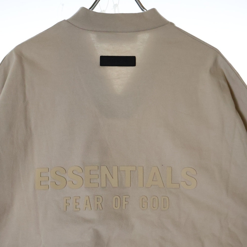 FEAR OF GOD ESSENTIALS(フィアオブゴッド エッセンシャルズ) S/S T-SHIRT バックラバーロゴ Vネック半袖Tシャツ ベージュ