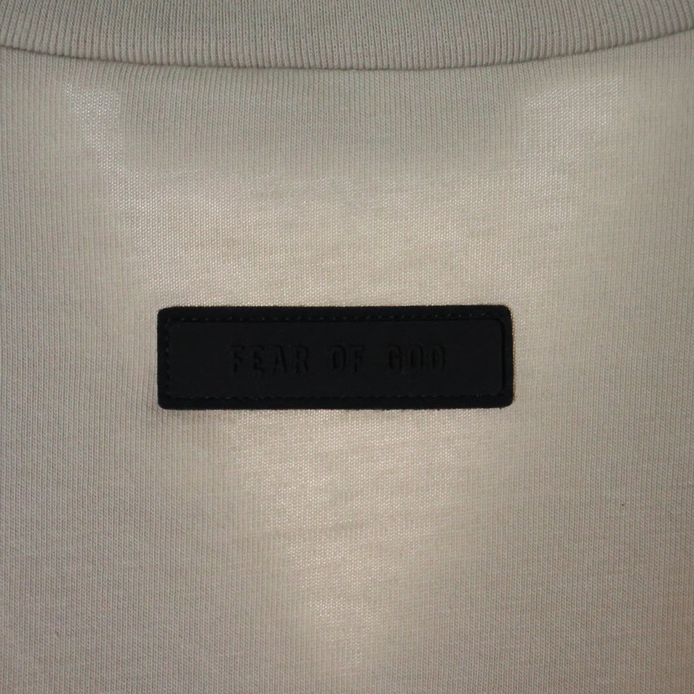 FEAR OF GOD ESSENTIALS(フィアオブゴッド エッセンシャルズ) S/S T-SHIRT バックラバーロゴ Vネック半袖Tシャツ ベージュ