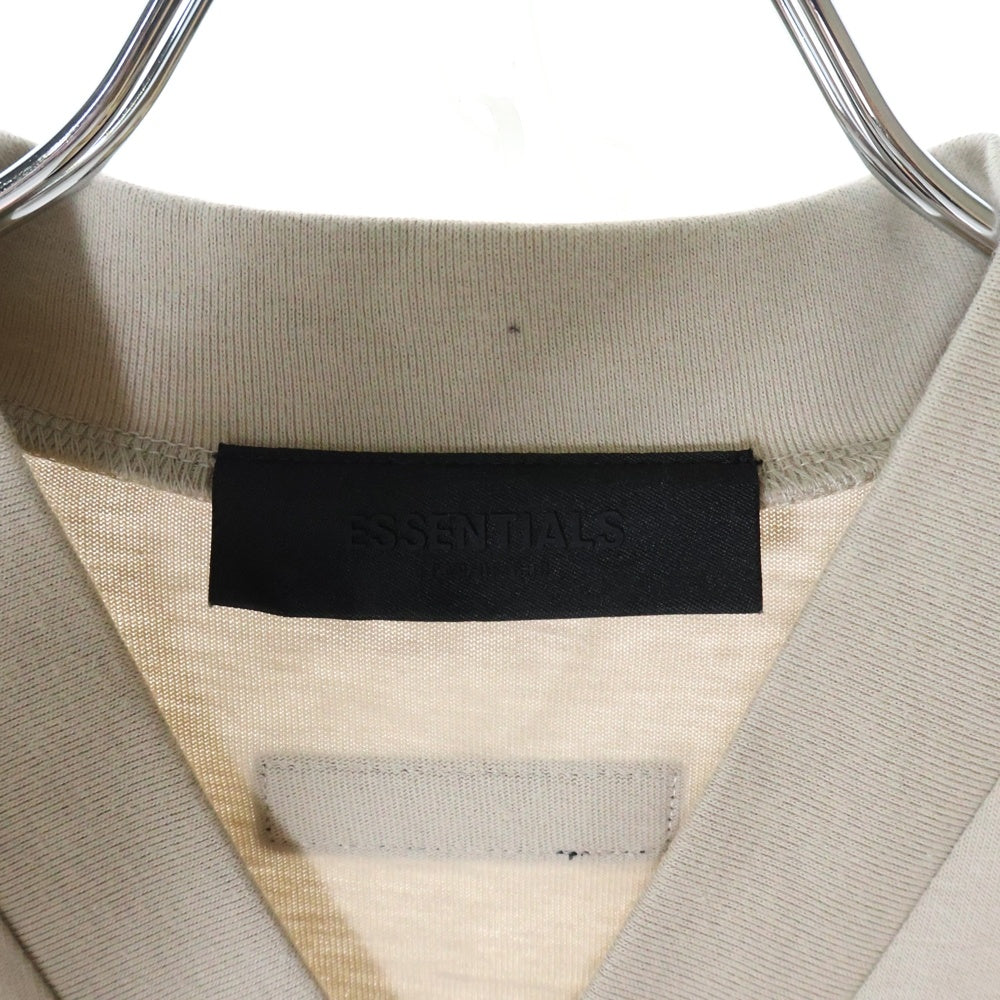 FEAR OF GOD ESSENTIALS(フィアオブゴッド エッセンシャルズ) S/S T-SHIRT バックラバーロゴ Vネック半袖Tシャツ ベージュ