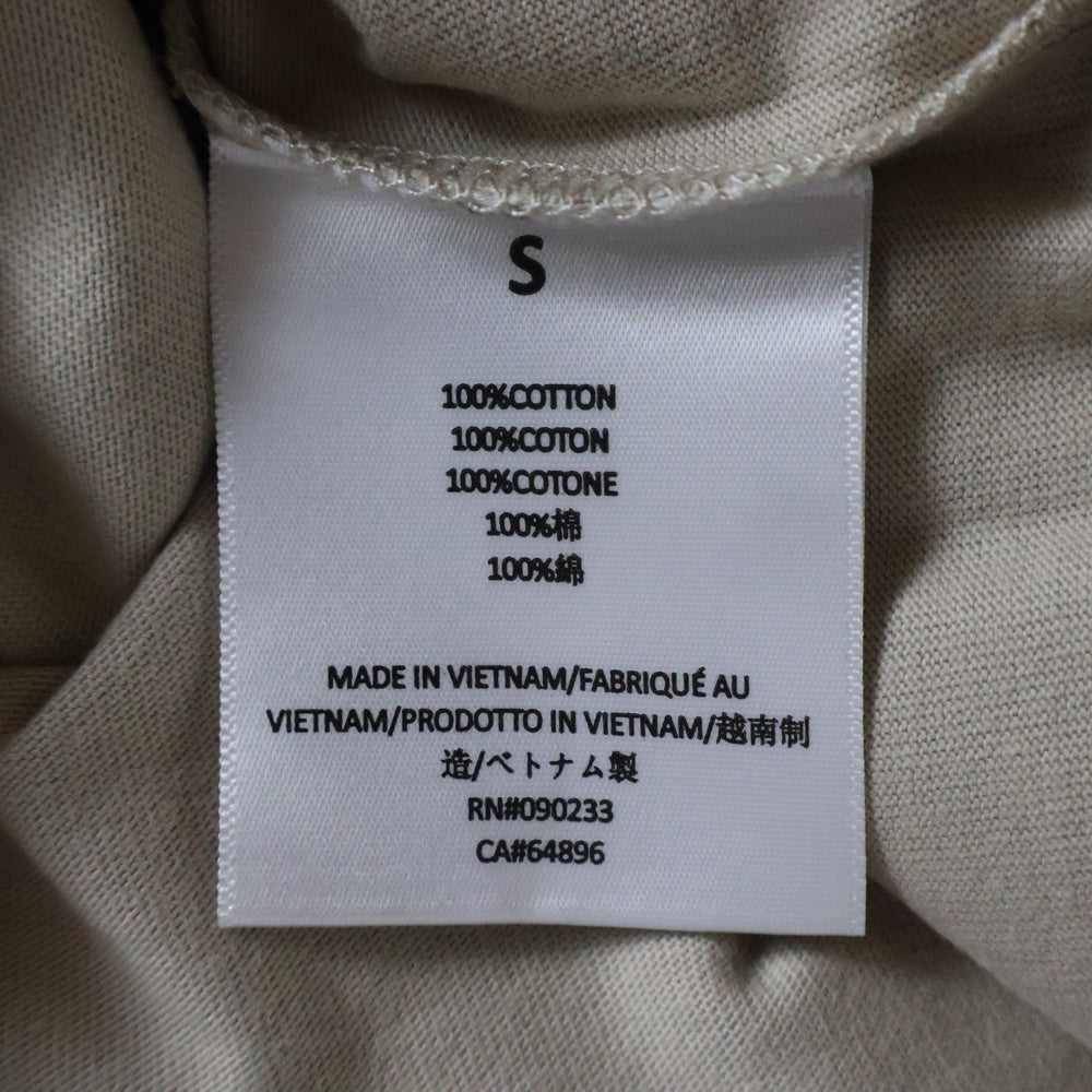 FEAR OF GOD ESSENTIALS(フィアオブゴッド エッセンシャルズ) S/S T-SHIRT バックラバーロゴ Vネック半袖Tシャツ ベージュ