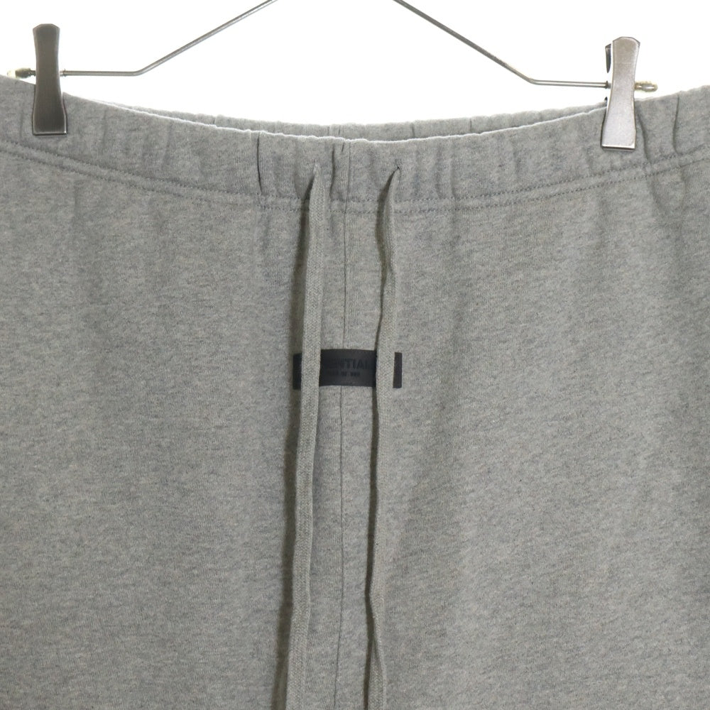 FEAR OF GOD ESSENTIALS(フィアオブゴッド エッセンシャルズ) SHORT PANTS 1977 フェルトロゴ スウェットハーフパンツ ショーツ グレー