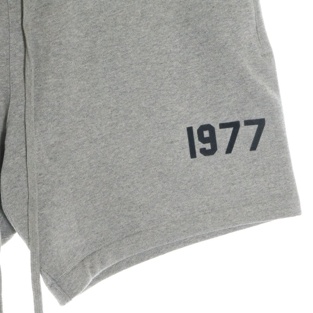 FEAR OF GOD ESSENTIALS(フィアオブゴッド エッセンシャルズ) SHORT PANTS 1977 フェルトロゴ スウェットハーフパンツ ショーツ グレー