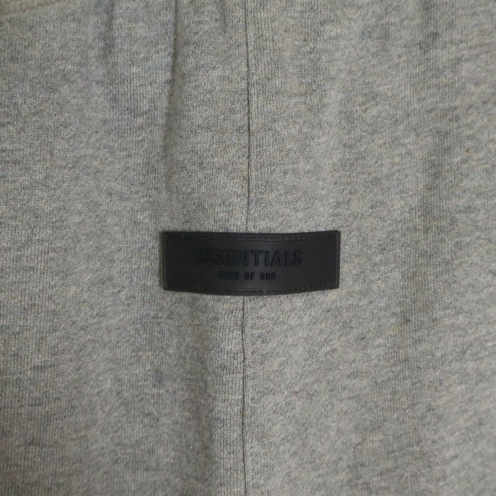 FEAR OF GOD ESSENTIALS(フィアオブゴッド エッセンシャルズ) SHORT PANTS 1977 フェルトロゴ スウェットハーフパンツ ショーツ グレー
