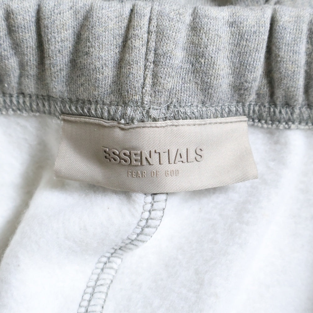 FEAR OF GOD ESSENTIALS(フィアオブゴッド エッセンシャルズ) SHORT PANTS 1977 フェルトロゴ スウェットハーフパンツ ショーツ グレー