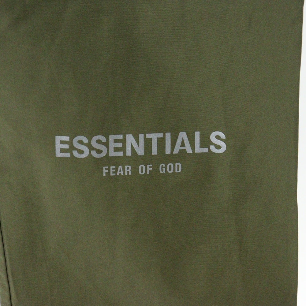 FEAR OF GOD ESSENTIALS(フィアオブゴッド エッセンシャルズ) NYLON PANTS リフレクターロゴ ナイロンパンツ カーキ
