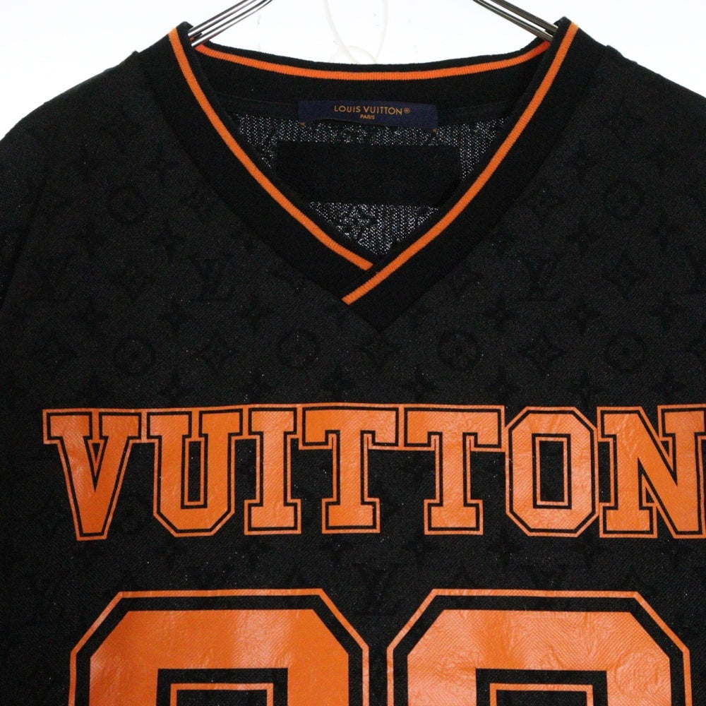 LOUIS VUITTON(ルイヴィトン) 23SS モノグラムスポーティVネックTシャツ ロゴプリントVネック半袖Tシャツ RM231 VV4 HOY67W ブラック/オレンジ