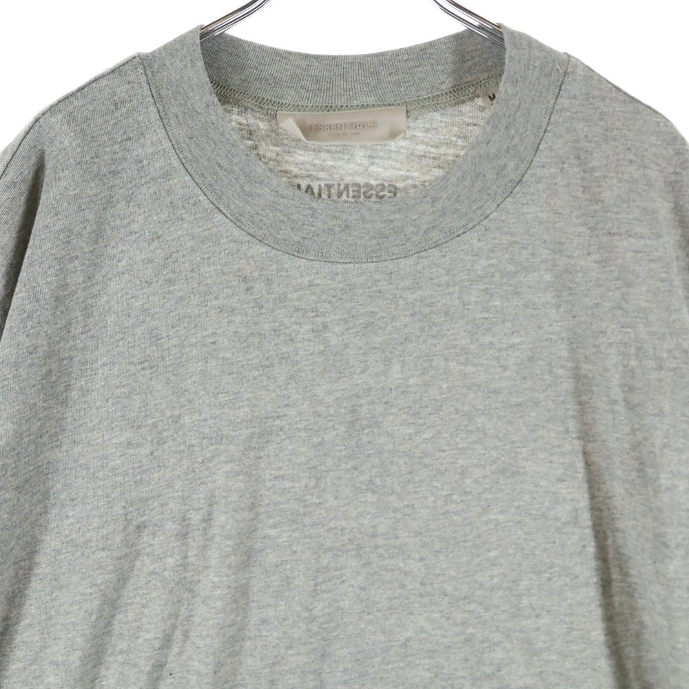 FEAR OF GOD ESSENTIALS(フィアオブゴッド エッセンシャルズ) S/S T-SHIRT ロゴプリント 半袖Tシャツ グレー