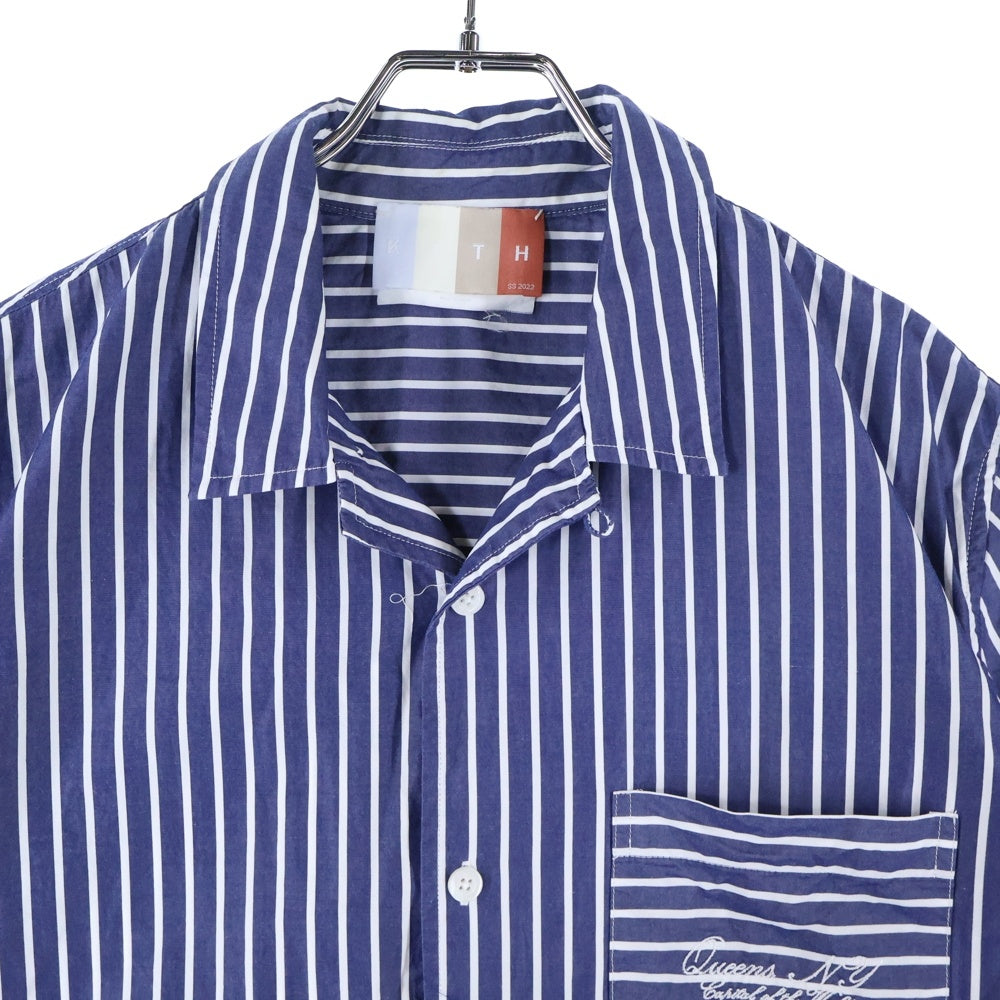KITH(キス) 22SS Striped Poplin Thompson Camp Collar Shirt ロゴ刺繍 ストライプ半袖シャツ ブルー KHM030439