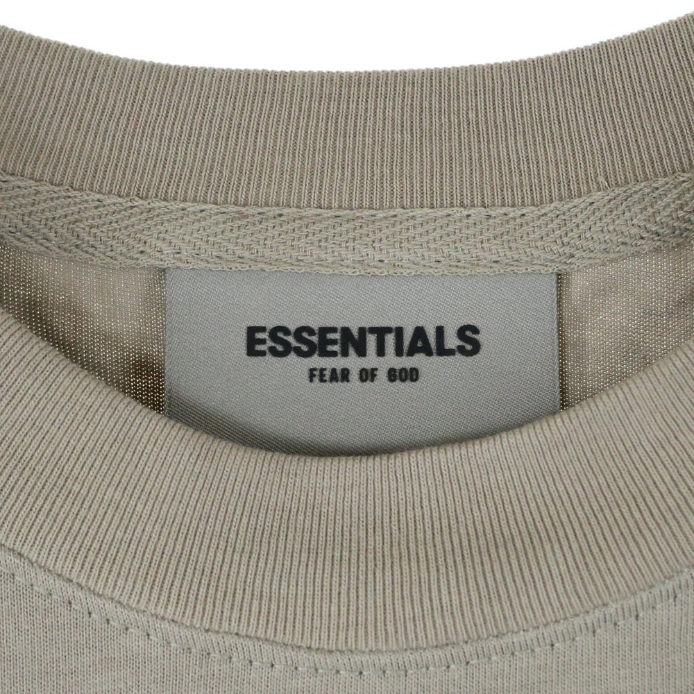 FEAR OF GOD ESSENTIALS(フィアオブゴッド エッセンシャルズ) S/S T-SHIRT バックラバーロゴ半袖Tシャツ ベージュ