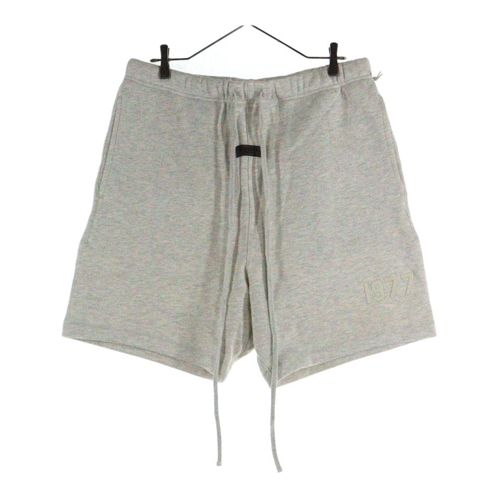 FEAR OF GOD ESSENTIALS(フィアオブゴッド エッセンシャルズ) SHORT PANTS 1977 フェルトロゴ スウェットハーフパンツ ショーツ グレージュ