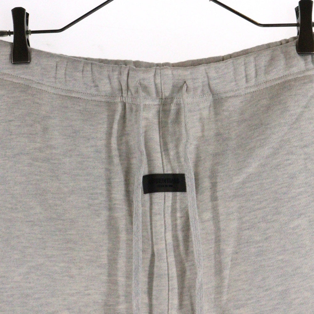 FEAR OF GOD ESSENTIALS(フィアオブゴッド エッセンシャルズ) SHORT PANTS 1977 フェルトロゴ スウェットハーフパンツ ショーツ グレージュ