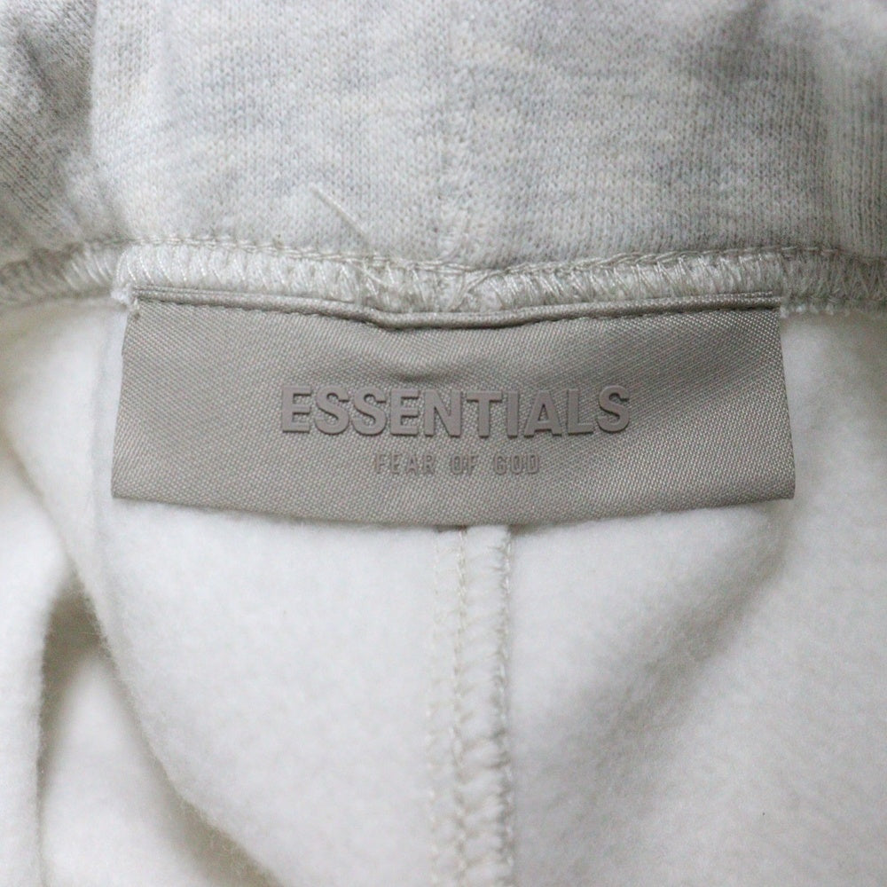 FEAR OF GOD ESSENTIALS(フィアオブゴッド エッセンシャルズ) SHORT PANTS 1977 フェルトロゴ スウェットハーフパンツ ショーツ グレージュ