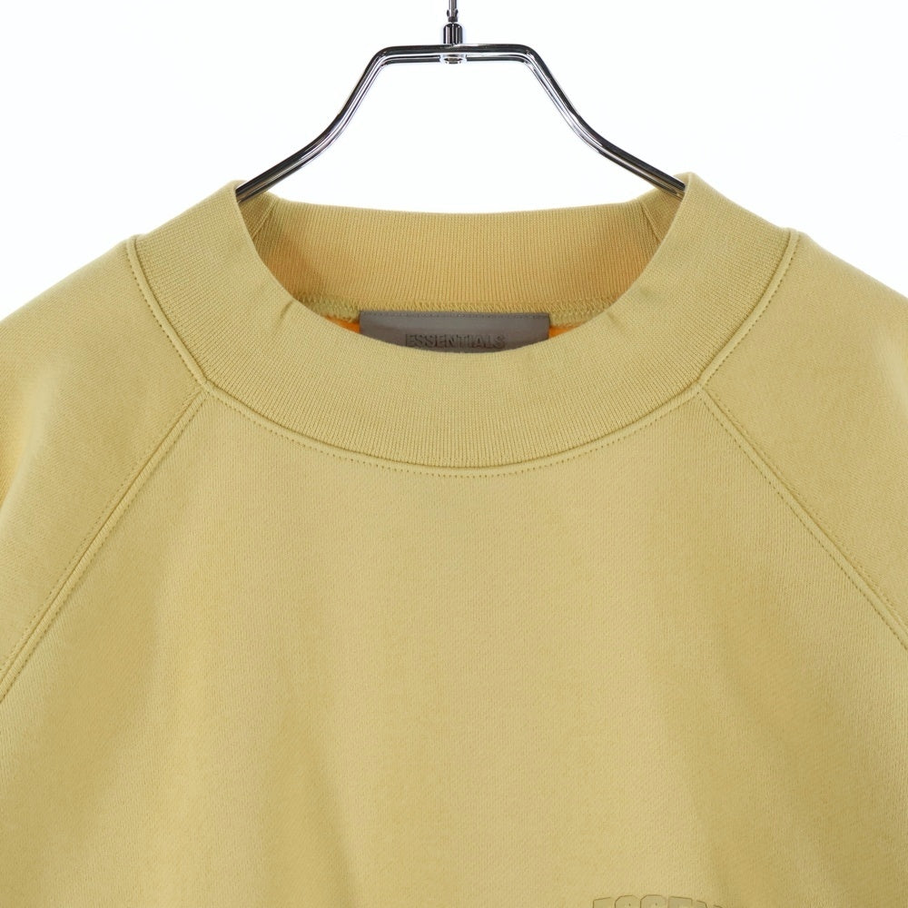 FEAR OF GOD ESSENTIALS(フィアオブゴッド エッセンシャルズ) SWEATSHIRT フロントラバーロゴ クルーネックスウェットトレーナー イエロー