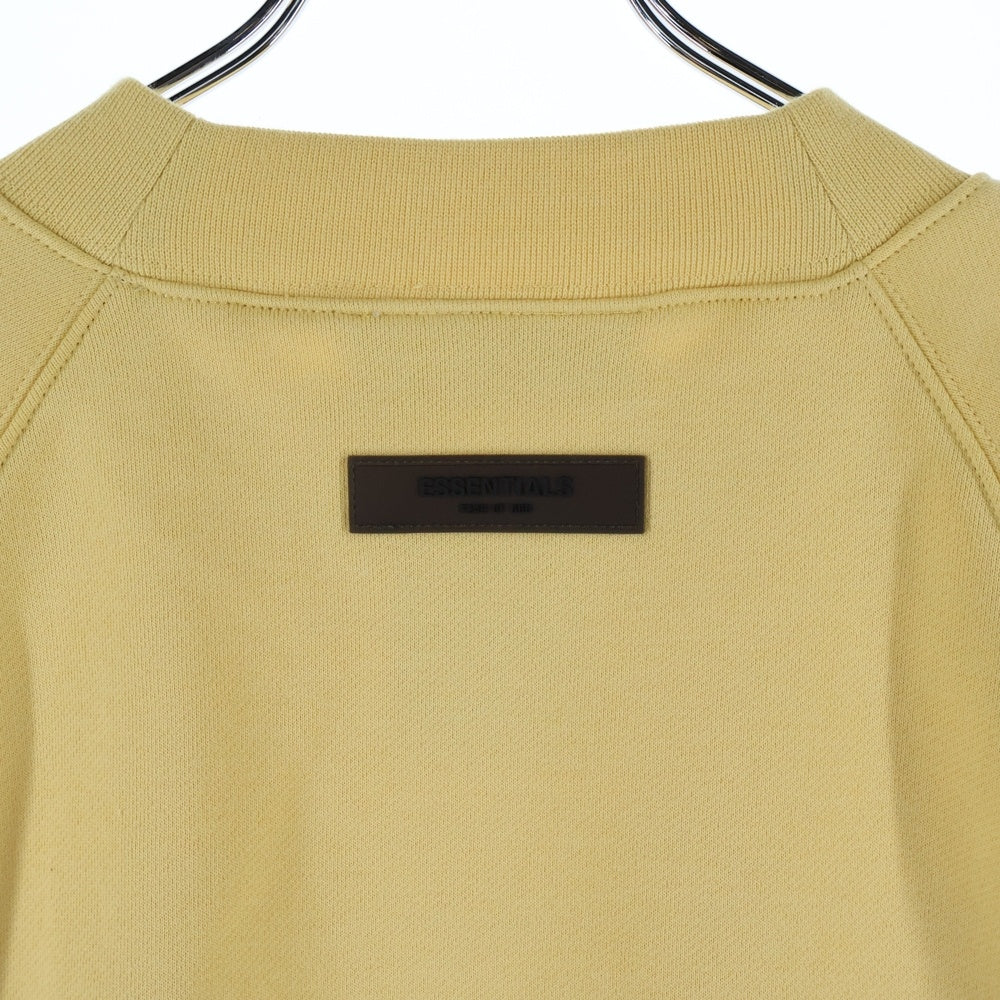 FEAR OF GOD ESSENTIALS(フィアオブゴッド エッセンシャルズ) SWEATSHIRT フロントラバーロゴ クルーネックスウェットトレーナー イエロー