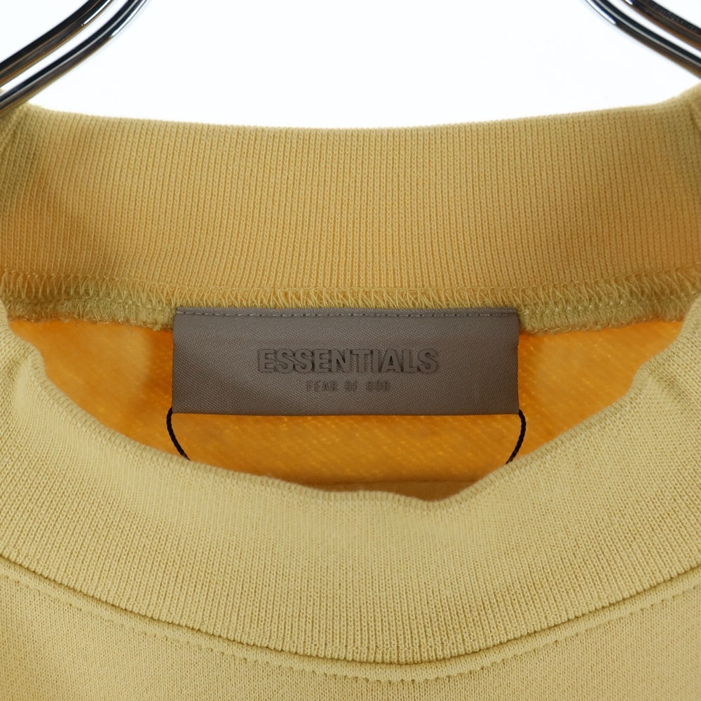 FEAR OF GOD ESSENTIALS(フィアオブゴッド エッセンシャルズ) SWEATSHIRT フロントラバーロゴ クルーネックスウェットトレーナー イエロー