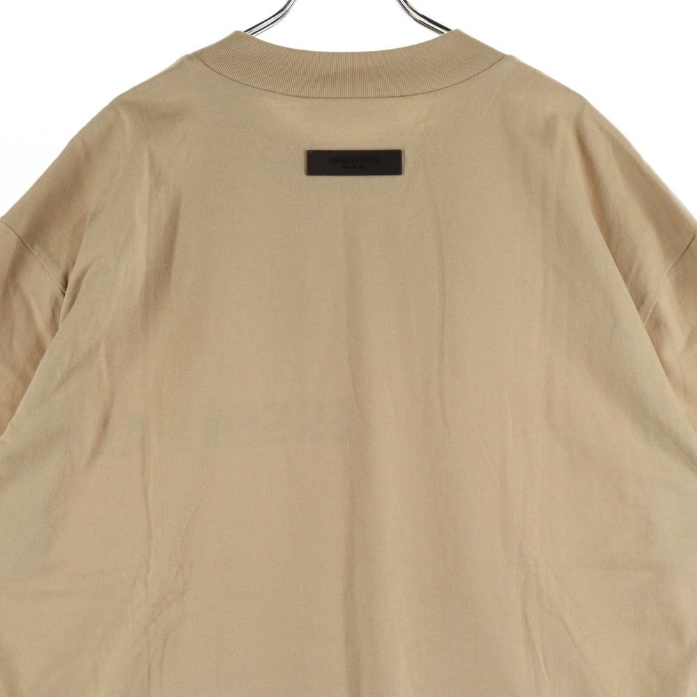 FEAR OF GOD ESSENTIALS(フィアオブゴッド エッセンシャルズ) S/S T-SHIRT フェルトロゴ 半袖Tシャツ ベージュ