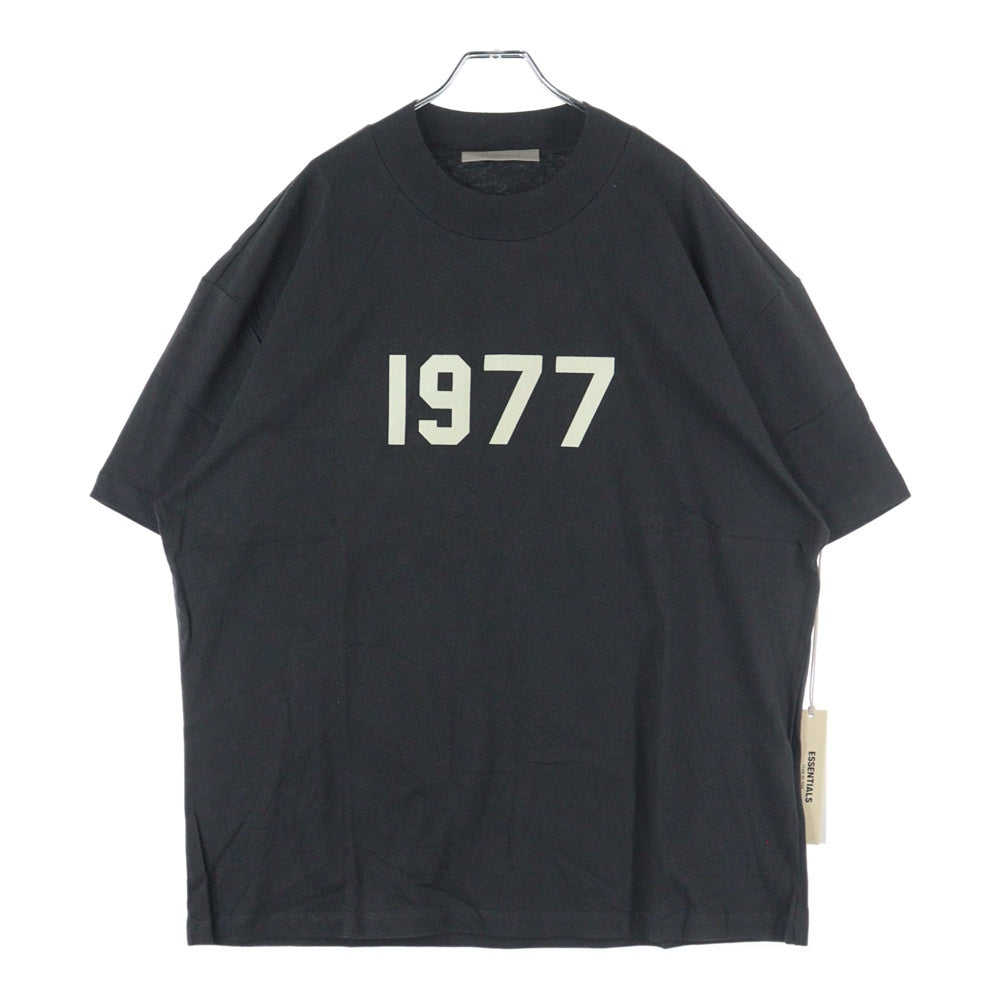 FEAR OF GOD ESSENTIALS(フィアオブゴッド エッセンシャルズ) S/S T-SHIRT 1977 フェルトロゴ 半袖Tシャツ グレー
