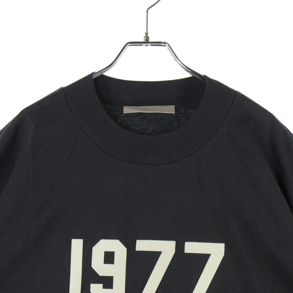FEAR OF GOD ESSENTIALS(フィアオブゴッド エッセンシャルズ) S/S T-SHIRT 1977 フェルトロゴ 半袖Tシャツ グレー
