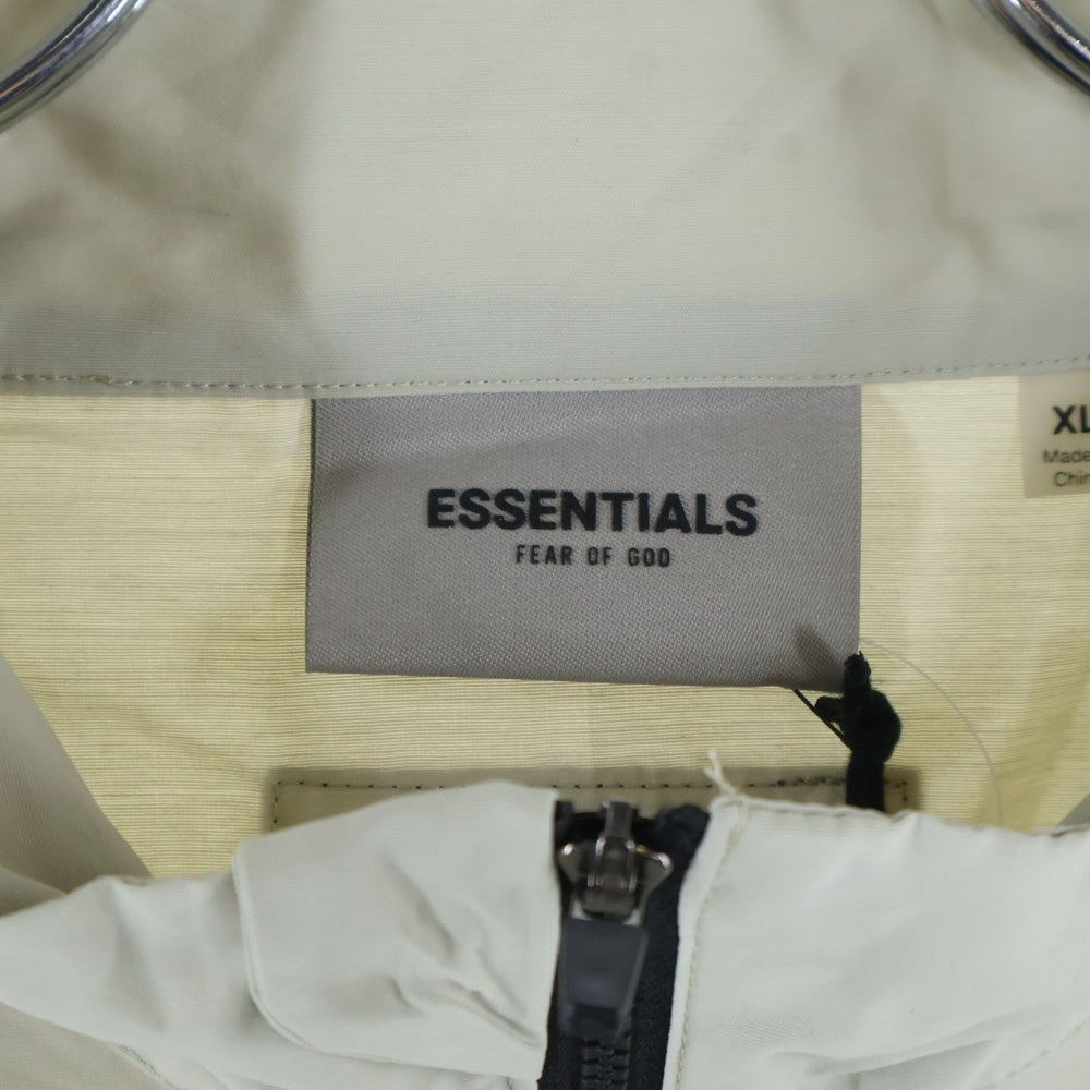 FEAR OF GOD ESSENTIALS(フィアオブゴッド エッセンシャルズ) HALF ZIP NYLON JACKET リフレクターロゴ ハーフジップ ナイロンジャケット ベージュ