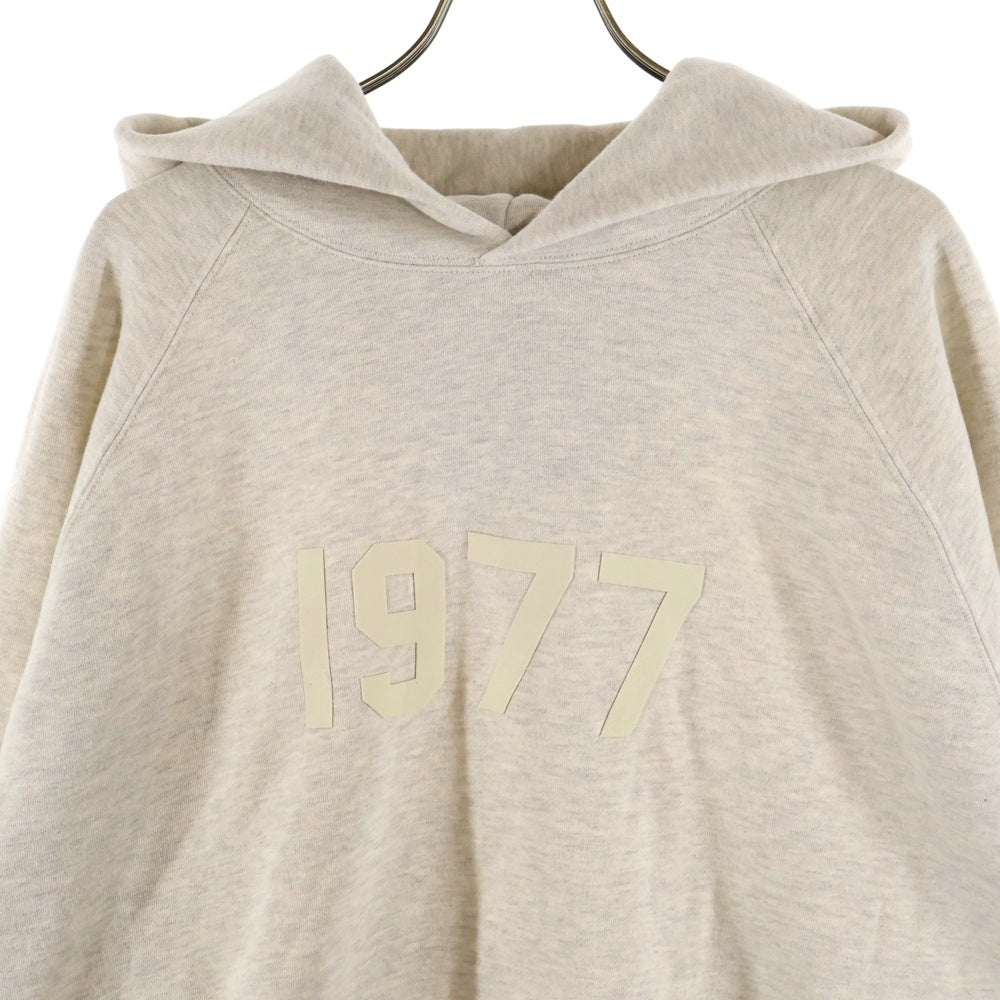 FEAR OF GOD ESSENTIALS(フィアオブゴッド エッセンシャルズ) HOODIE 1977 フェルトロゴ プルオーバースウェットパーカー フーディー グレージュ