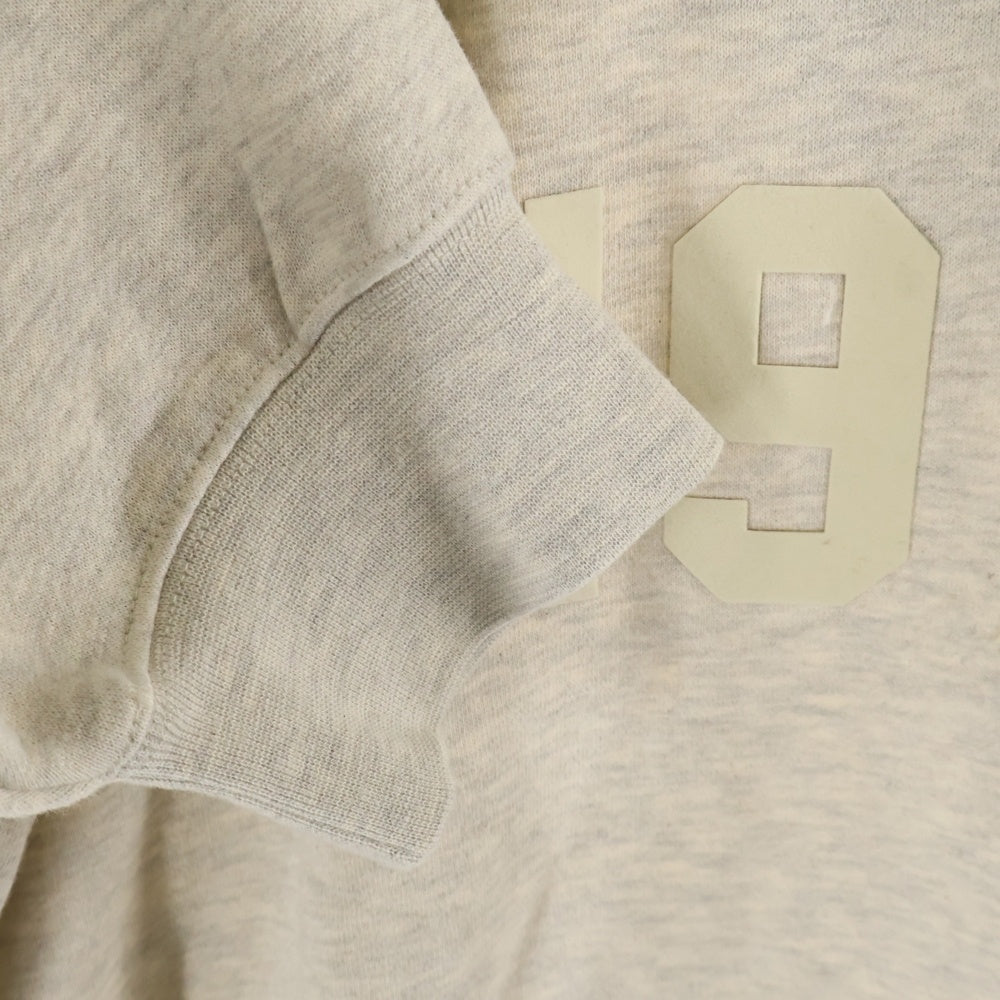 FEAR OF GOD ESSENTIALS(フィアオブゴッド エッセンシャルズ) HOODIE 1977 フェルトロゴ プルオーバースウェットパーカー フーディー グレージュ