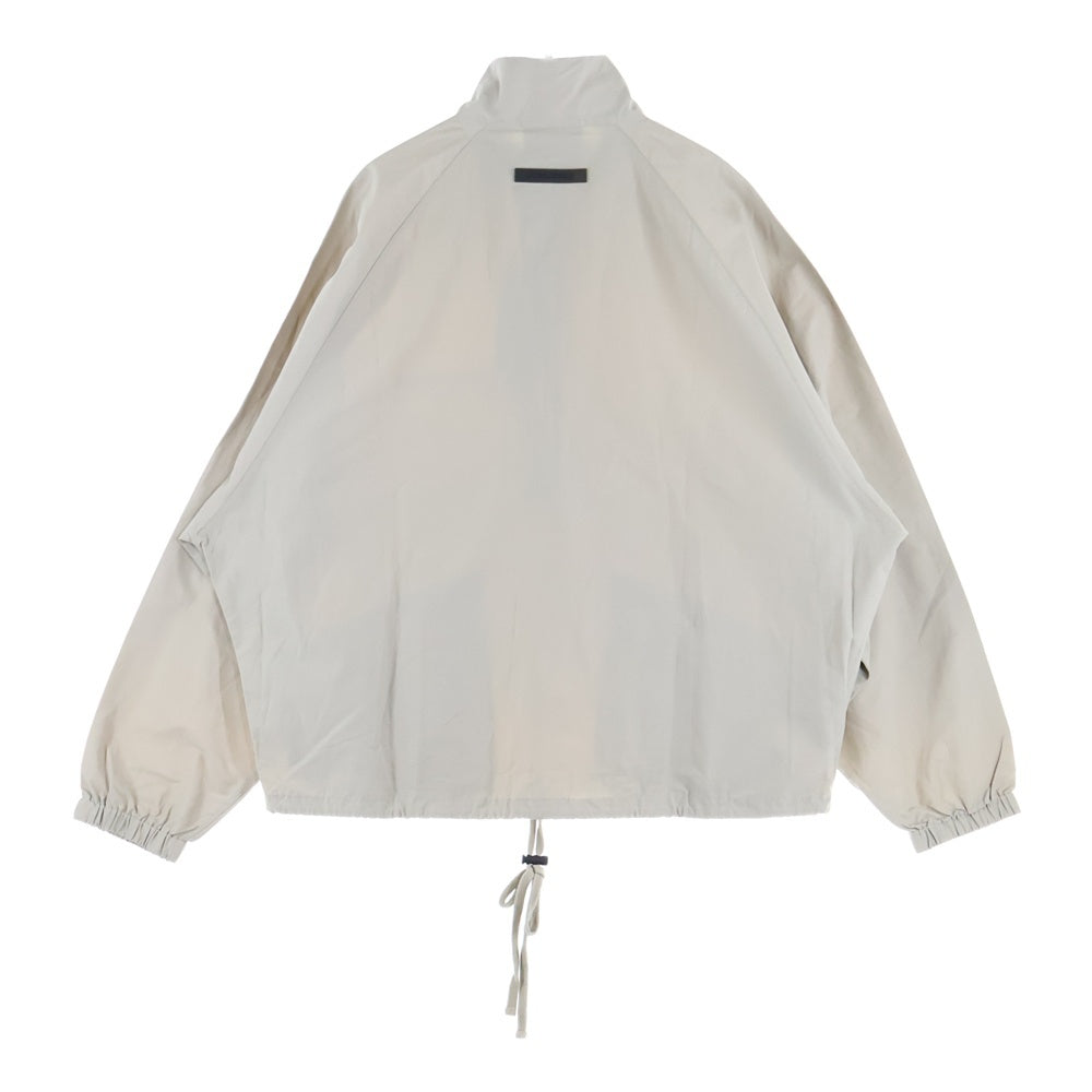 FEAR OF GOD ESSENTIALS(フィアオブゴッド エッセンシャルズ) HALF ZIP NYLON JACKET リフレクターロゴ ハーフジップ ナイロンジャケット ベージュ
