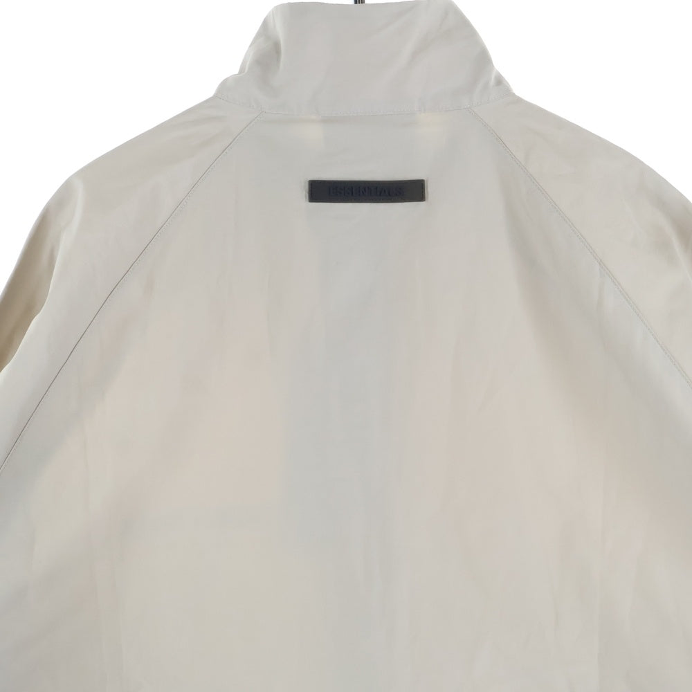 FEAR OF GOD ESSENTIALS(フィアオブゴッド エッセンシャルズ) HALF ZIP NYLON JACKET リフレクターロゴ ハーフジップ ナイロンジャケット ベージュ