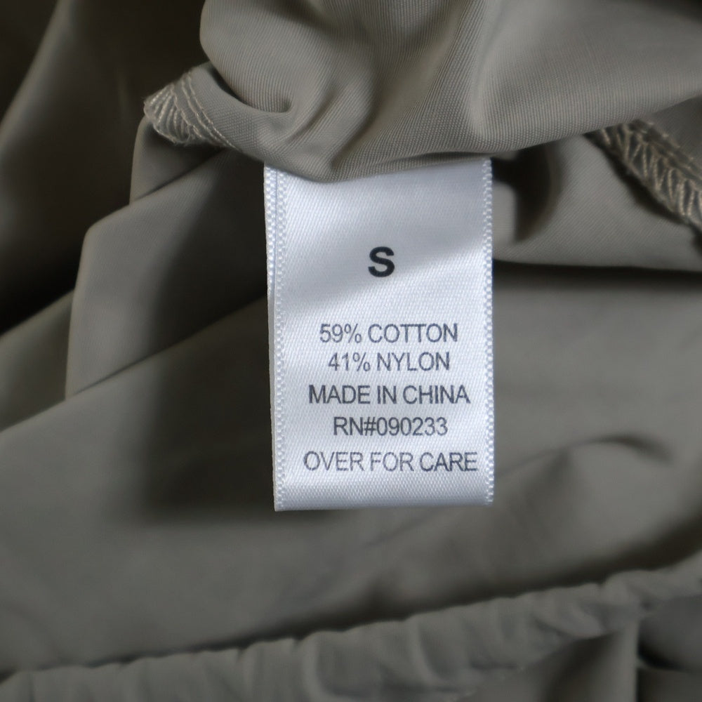 FEAR OF GOD ESSENTIALS(フィアオブゴッド エッセンシャルズ) HALF ZIP NYLON JACKET リフレクターロゴ ハーフジップ ナイロンジャケット ベージュ