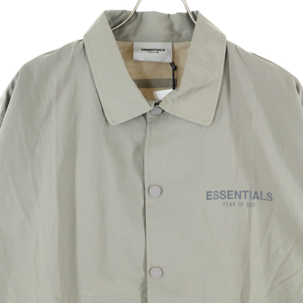 FEAR OF GOD ESSENTIALS(フィアオブゴッド エッセンシャルズ) NYLON COACH JACKET リフレクターロゴ ナイロンコーチジャケット ベージュ