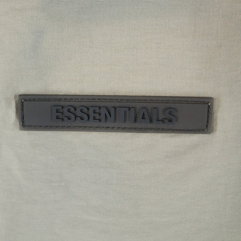 FEAR OF GOD ESSENTIALS(フィアオブゴッド エッセンシャルズ) NYLON COACH JACKET リフレクターロゴ ナイロンコーチジャケット ベージュ