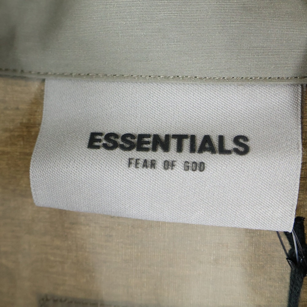 FEAR OF GOD ESSENTIALS(フィアオブゴッド エッセンシャルズ) NYLON COACH JACKET リフレクターロゴ ナイロンコーチジャケット ベージュ