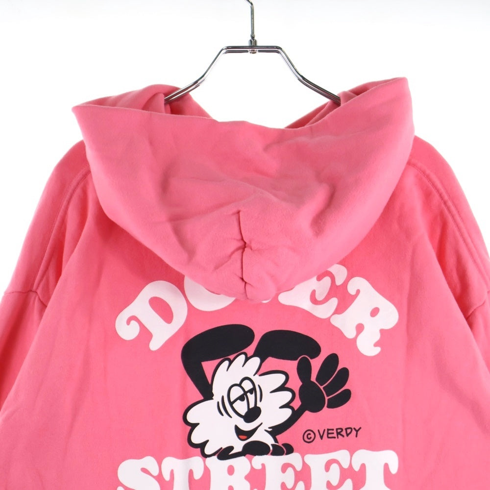 VERDY(ベルディ) 21AW ×DOVER STREET MARKET LA ドーバーストリートマーケットロサンゼルス ロゴプリント プルオーバースウェットパーカー ピンク