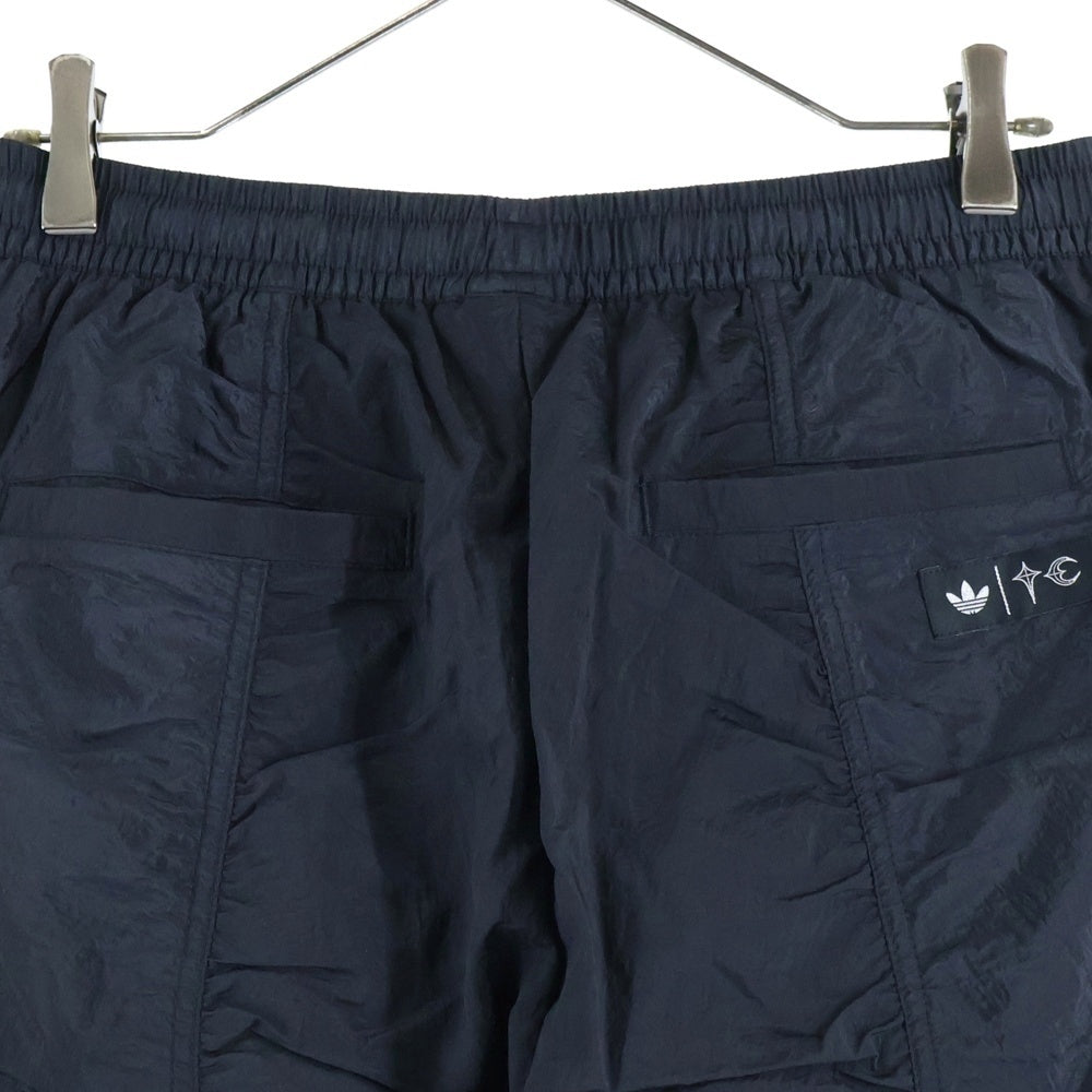 THUG CLUB(サグクラブ) ×adidas WOVEN TRACKPANTS アディダス ロゴプレート ナイロントラックパンツ グレー KC2200