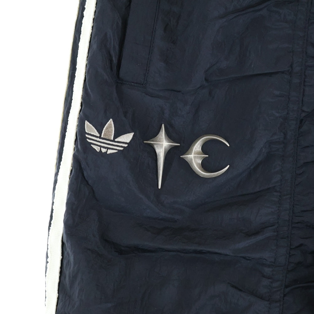 THUG CLUB(サグクラブ) ×adidas WOVEN TRACKPANTS アディダス ロゴプレート ナイロントラックパンツ グレー KC2200
