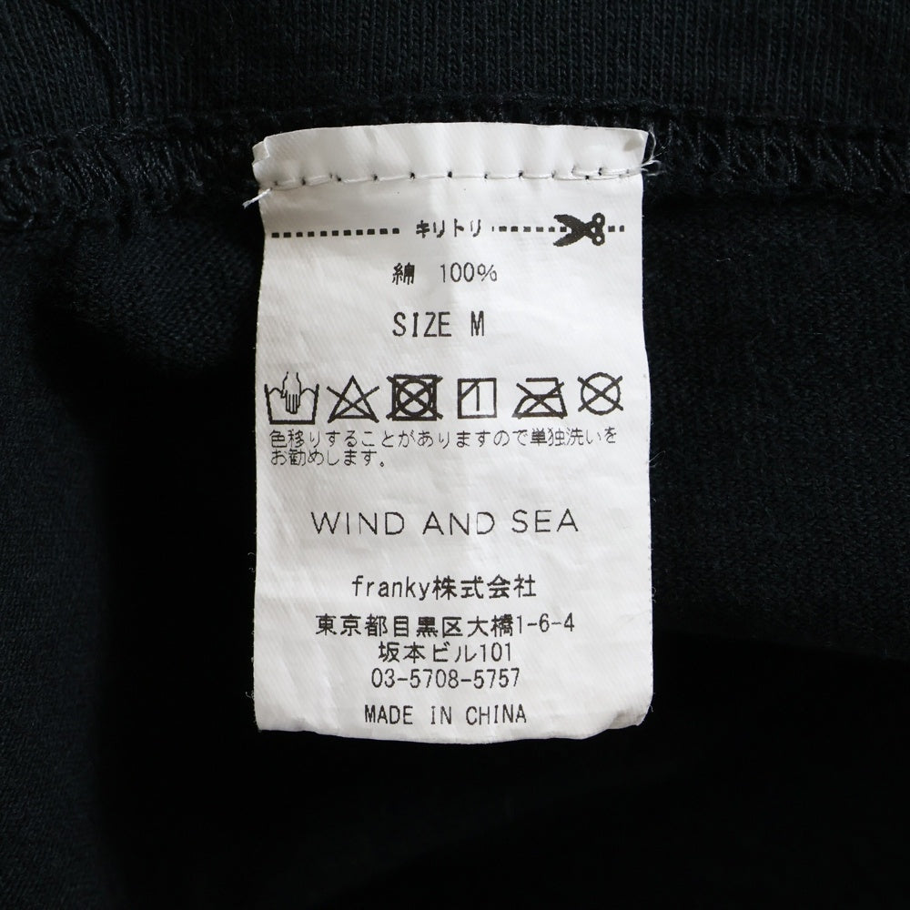 GOD SELECTION XXX(ゴッドセレクショントリプルエックス) ×WIND AND SEA ウィンダンシー ロゴプリント 半袖Tシャツ ブラック WDS-O-MILS-23-Q3-01