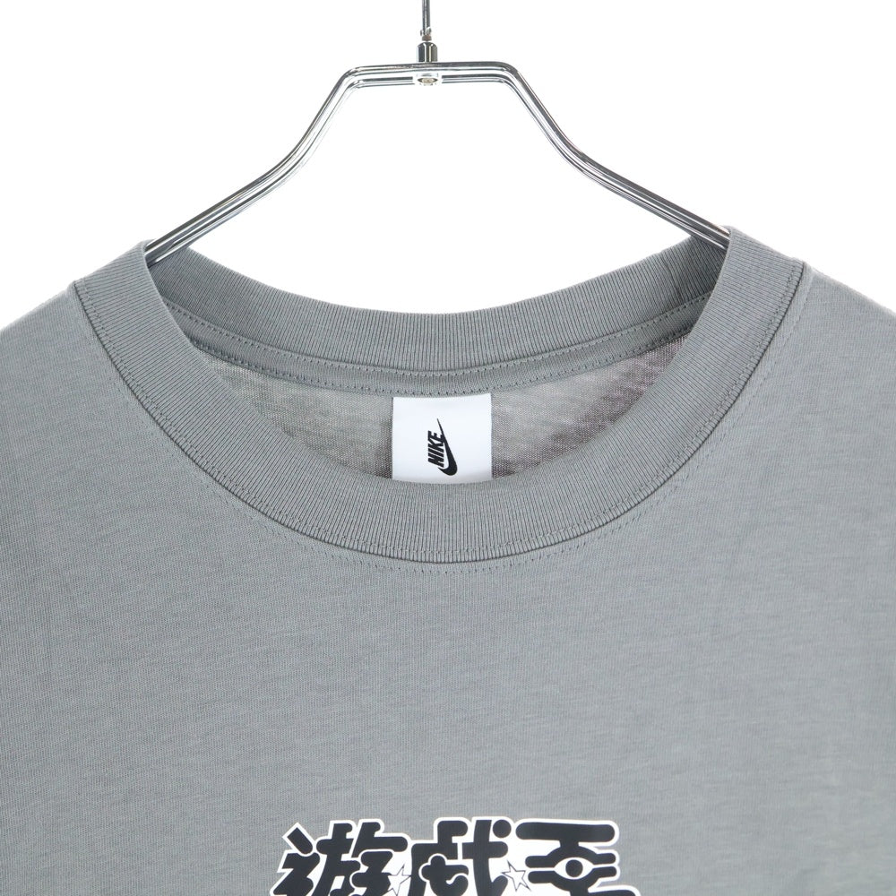 NIKE(ナイキ) ×Yu-Gi-Oh! Solo Swoosh Tee 遊戯王 半袖Tシャツ グレー IO7985-029
