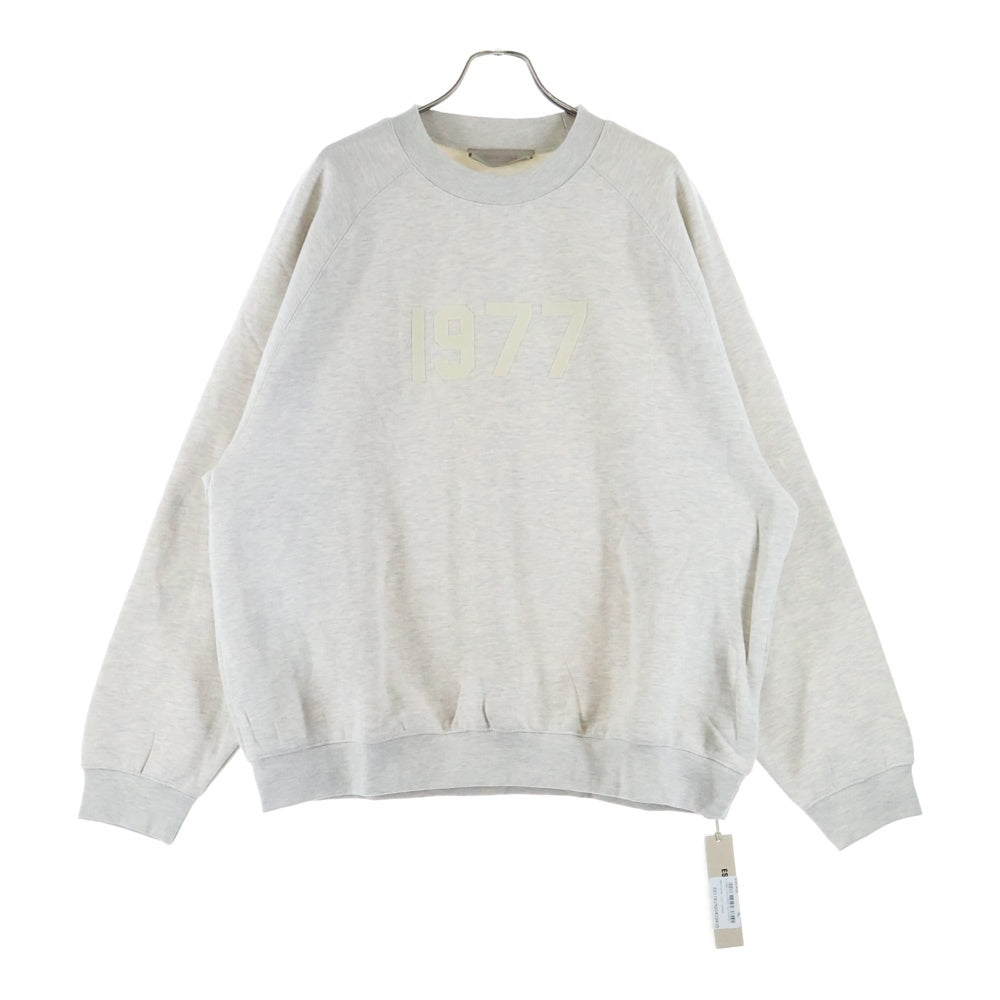 FEAR OF GOD ESSENTIALS(フィアオブゴッド エッセンシャルズ) SWEATSHIRT 1977 フェルトロゴ クルーネックスウェットトレーナー グレージュ