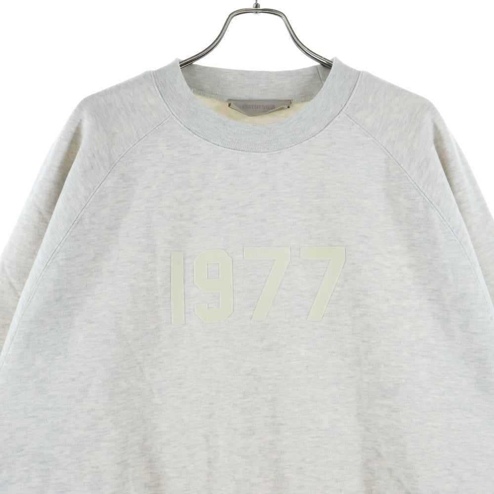 FEAR OF GOD ESSENTIALS(フィアオブゴッド エッセンシャルズ) SWEATSHIRT 1977 フェルトロゴ クルーネックスウェットトレーナー グレージュ