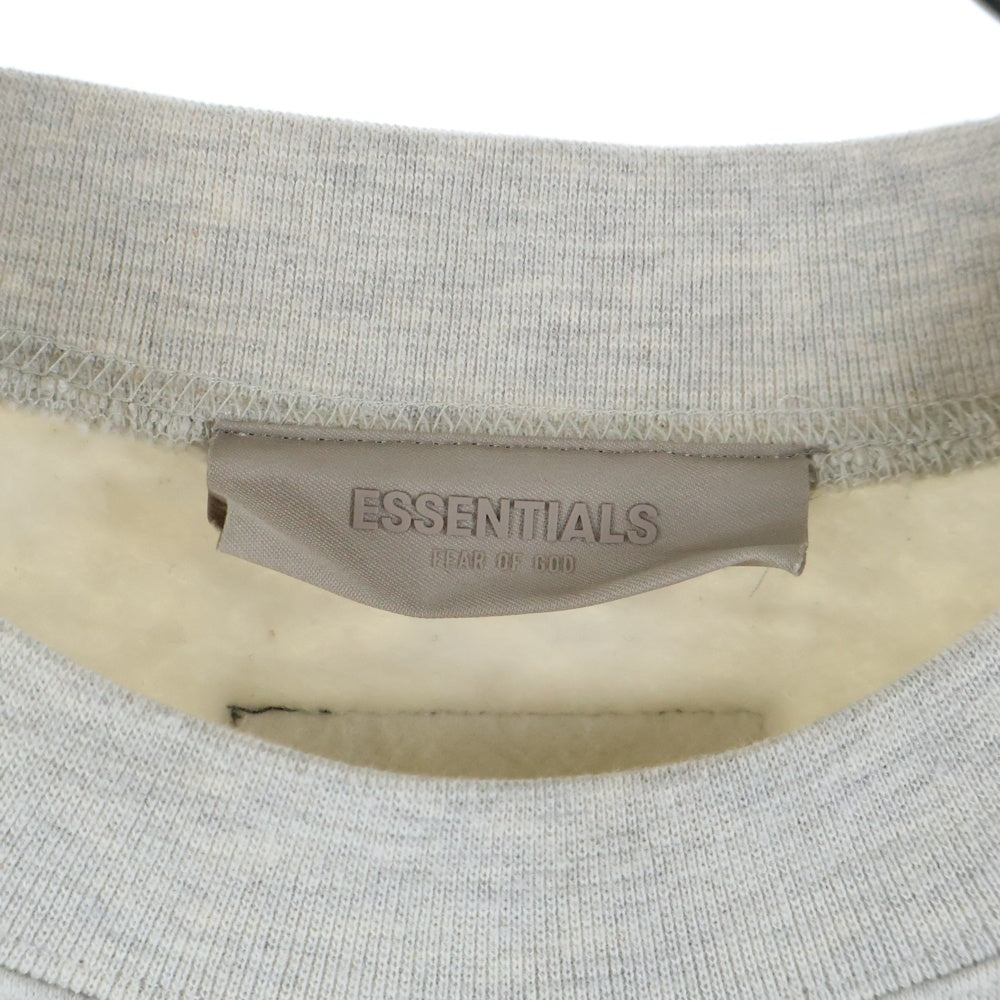 FEAR OF GOD ESSENTIALS(フィアオブゴッド エッセンシャルズ) SWEATSHIRT 1977 フェルトロゴ クルーネックスウェットトレーナー グレージュ
