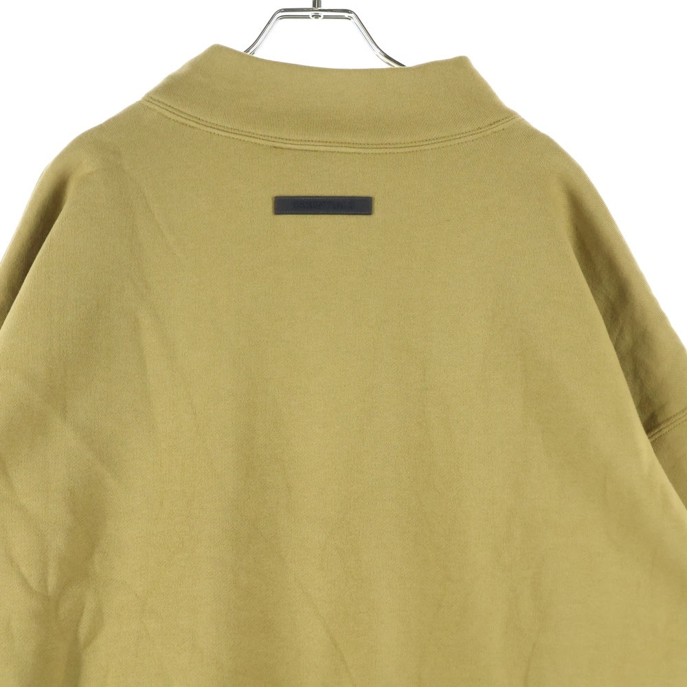 FEAR OF GOD ESSENTIALS(フィアオブゴッド エッセンシャルズ) MOCK NECK SWEATSHIRT リフレクターロゴ モックネックスウェットトレーナー マスタード
