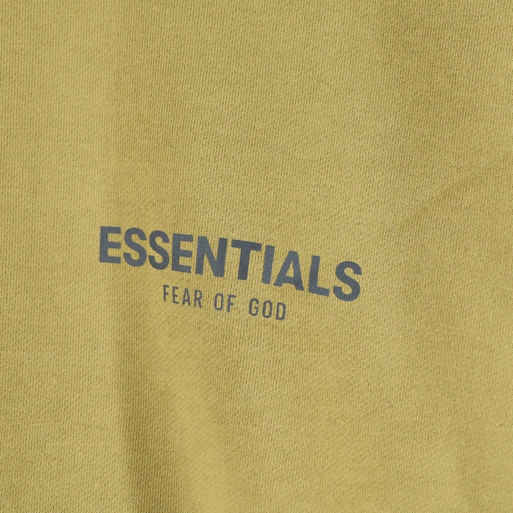 FEAR OF GOD ESSENTIALS(フィアオブゴッド エッセンシャルズ) MOCK NECK SWEATSHIRT リフレクターロゴ モックネックスウェットトレーナー マスタード