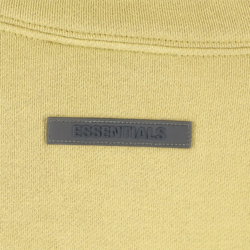 FEAR OF GOD ESSENTIALS(フィアオブゴッド エッセンシャルズ) MOCK NECK SWEATSHIRT リフレクターロゴ モックネックスウェットトレーナー マスタード
