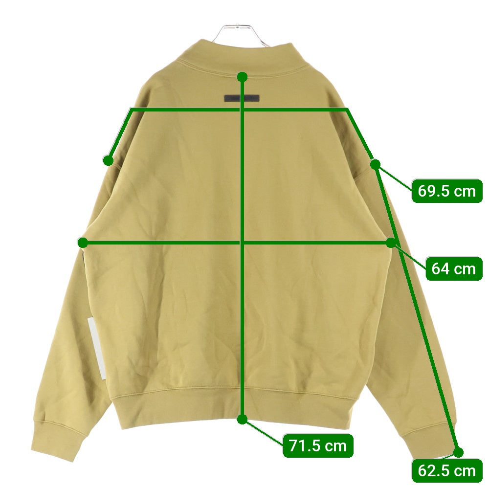 FEAR OF GOD ESSENTIALS(フィアオブゴッド エッセンシャルズ) MOCK NECK SWEATSHIRT リフレクターロゴ モックネックスウェットトレーナー マスタード
