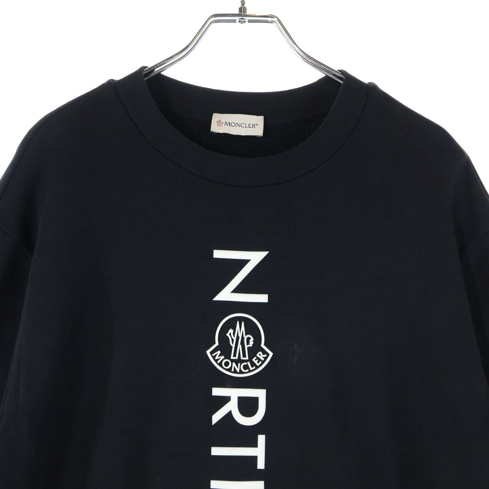 MONCLER(モンクレール) 23AW FELPA GIROCOLLO NORTH POLE SWEATSHIRT ノースポールフロントラバーデザインスウェットトレーナー I20918G00028