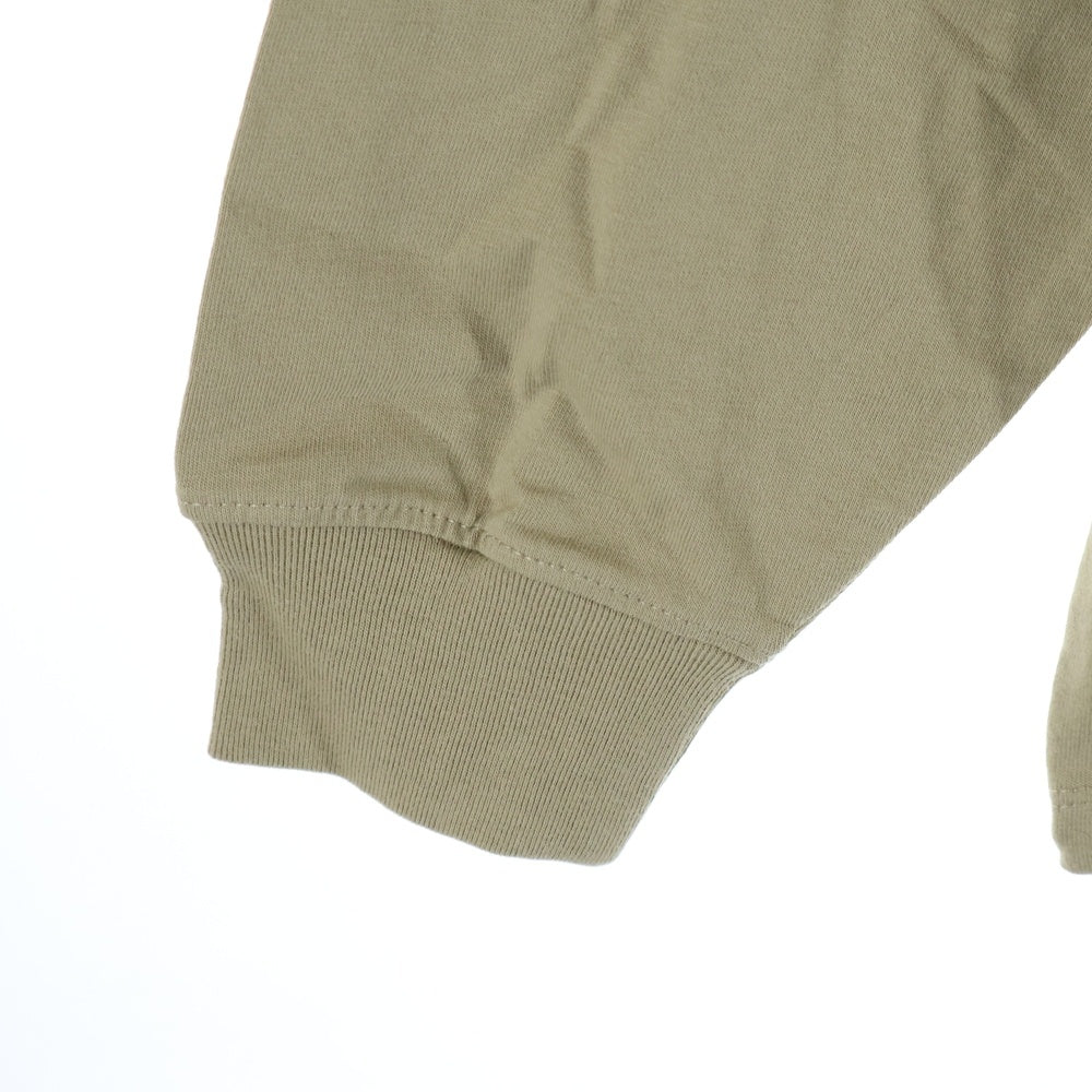 FEAR OF GOD ESSENTIALS(フィアオブゴッド エッセンシャルズ) L/S T-SHIRT バックリフレクターロゴ 長袖Tシャツ ロンT ベージュ