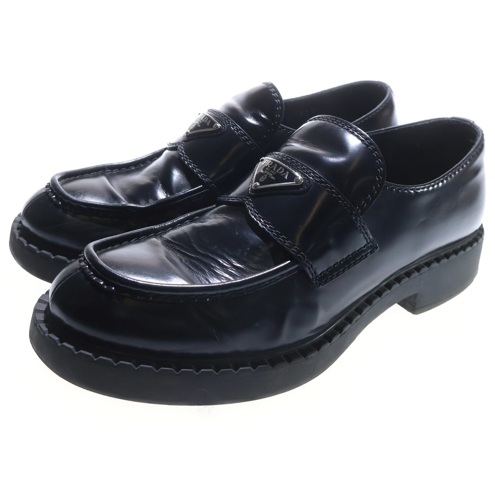 PRADA(プラダ) トライアングルロゴプレート ブラッシュドレザー ローファー ブラック 2DE127